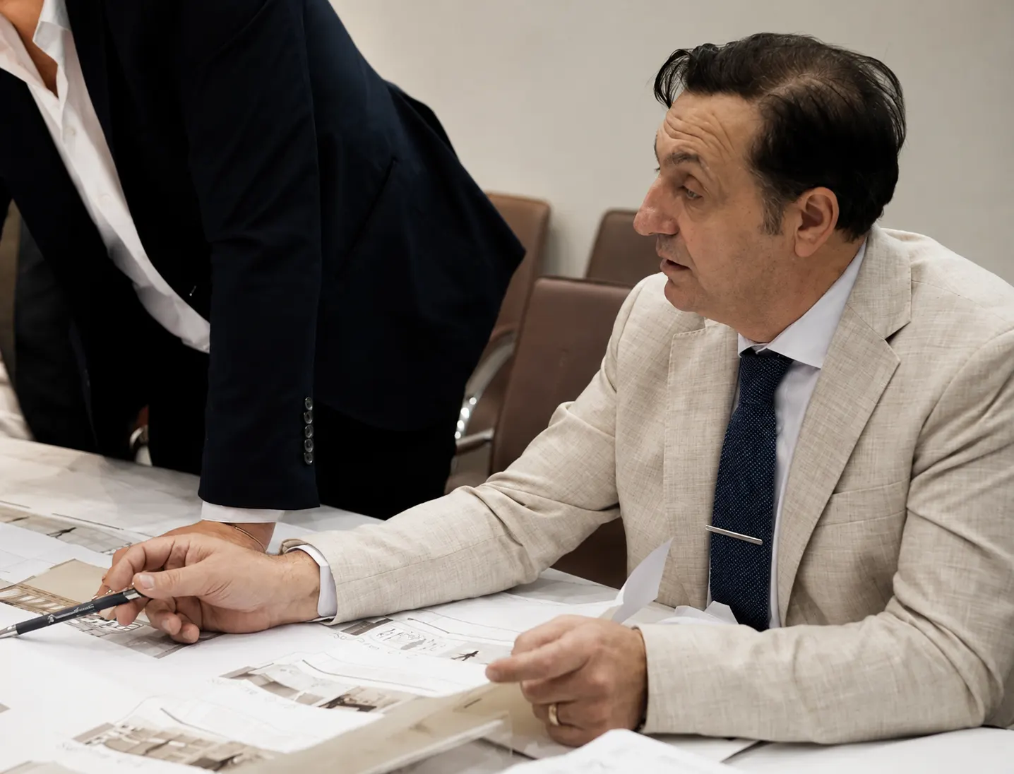 Due professionisti di Costruisci e Arreda al lavoro su una tavola di progetto